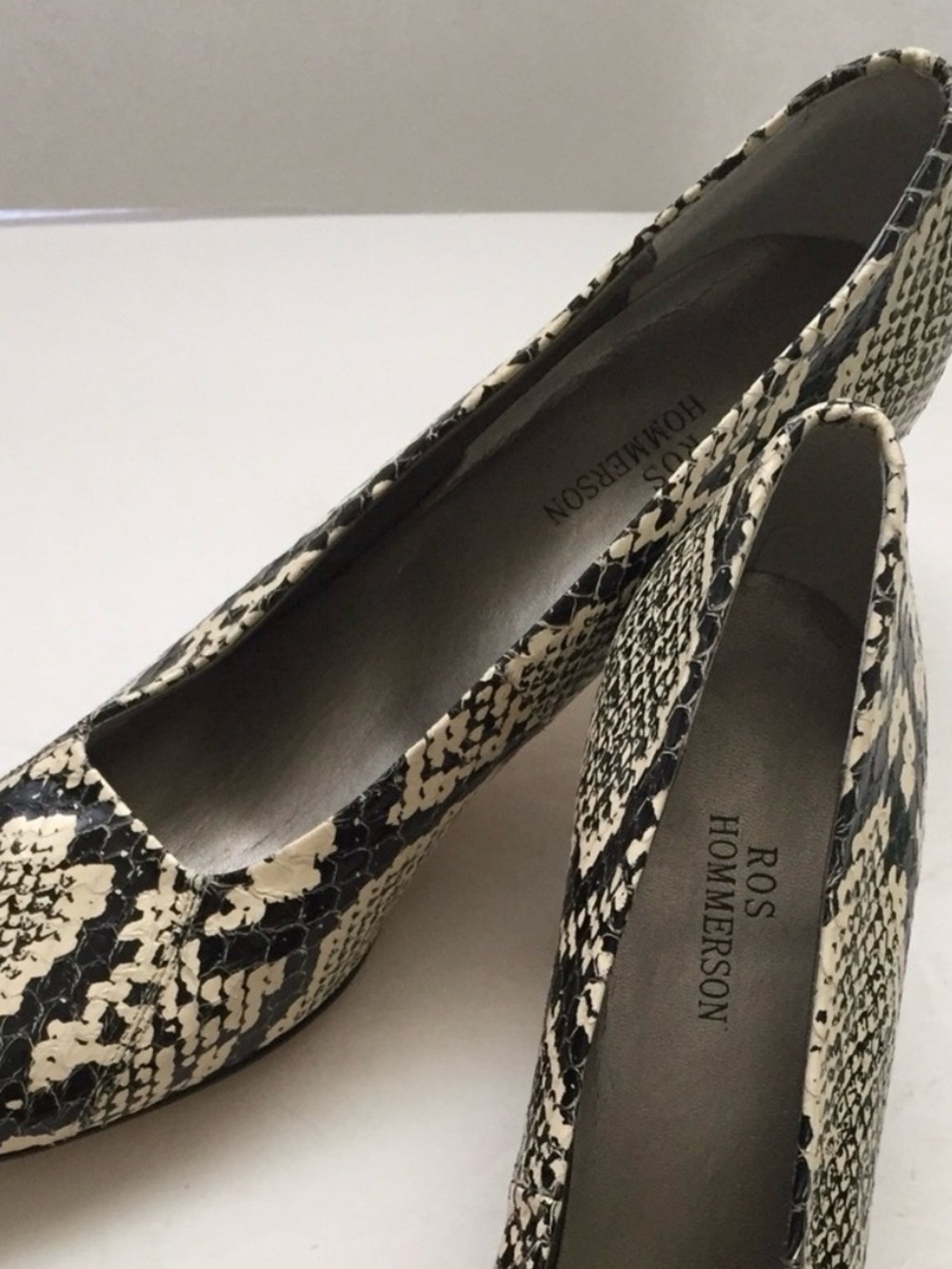 Ros Hommerson Black and Cream Snake-Print Pointed-Toe Pumps 7-1/2 4A